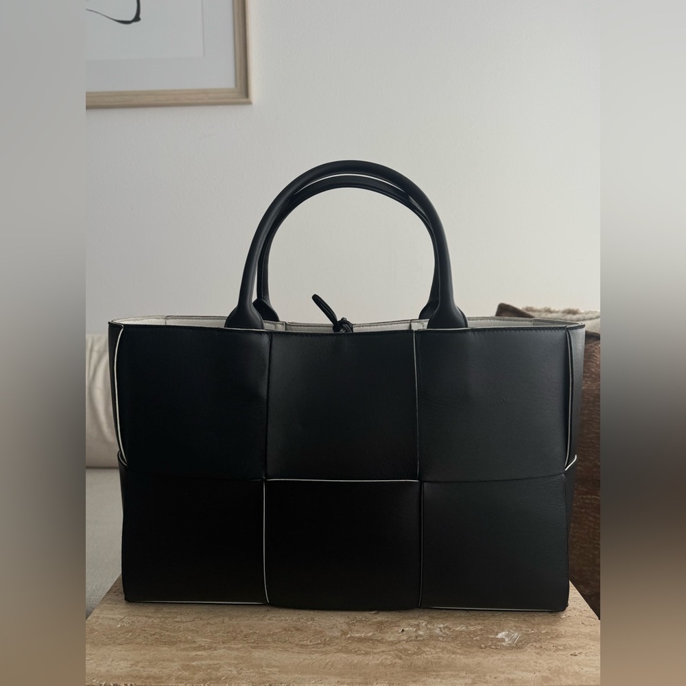 Bottega Veneta Medium Arco Tote - Picture 4 of 10
